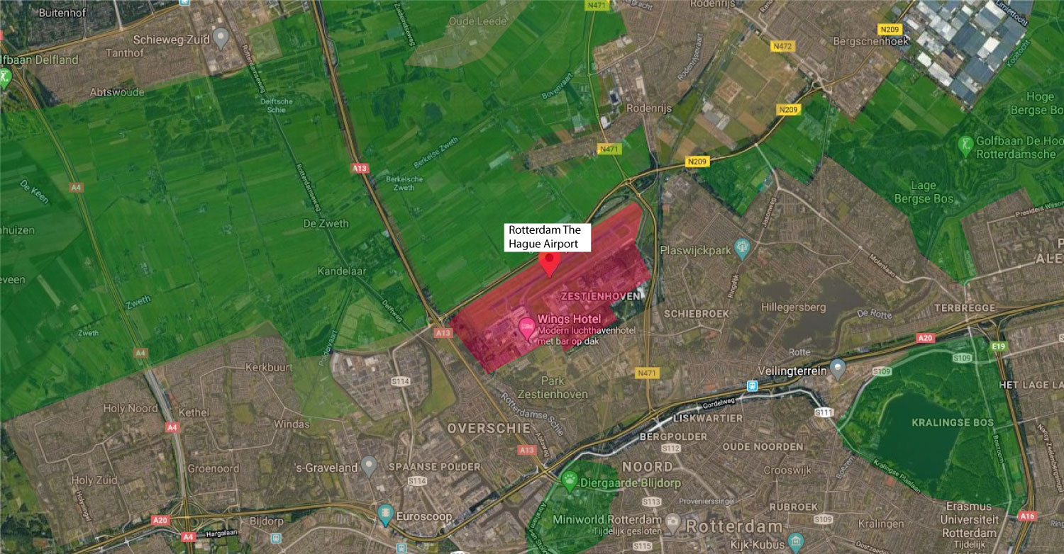 Deze luchtfoto laat de ongelukkige ligging van het vliegveld zien.
